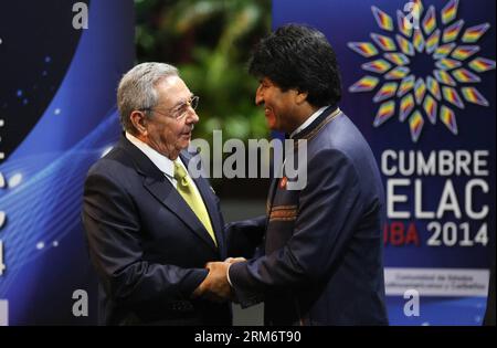 (140128) -- HAVANNA, 28. Januar 2014 (Xinhua) -- der kubanische Präsident Raul Castro (L) geht bei der Eröffnung des zweiten Gipfeltreffens der Gemeinschaft lateinamerikanischer und karibischer Staaten (CELAC, für seine Initialen auf Spanisch) in der kubanischen Hauptstadt Havanna am 28. Januar 2014 mit seinem Amtskollegen Bolivien Evo Morales in Kontakt. Der zweitägige Gipfel wird sich auf die Bekämpfung von Hunger, Armut und Ungleichheit konzentrieren. (Xinhua/AVN) (jp) (ah) KUBA-HAVANNA-POLITICS-CELAC PUBLICATIONxNOTxINxCHN HAVANNA Jan 28 2014 XINHUA der kubanische Präsident Raul Castro schüttelt während der Openi die Hand mit seinem Teil Boliviens Evo Morales Stockfoto