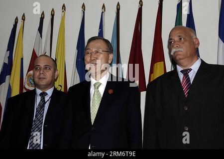 (140128) -- ARTEMISA, 28. Januar 2014 (Xinhua) -- UN-Generalsekretär Ban Ki-moon (C) posiert für ein Gruppenfoto mit dem kubanischen Gesundheitsminister Roberto Morales Ojeda (L) und dem Direktor Rafael Gonzalez Ponce de Leon (R), während seiner Reise nach ELAM, in Artemisa Municipality, Kuba, am 28. Januar 2014. (Xinhua/Str) (jg) (sp) KUBA-ARTEMISA-UN-BAN KI-MOON-VISIT PUBLICATIONxNOTxINxCHN Artemisa Jan 28 2014 XINHUA UN-Generalsekretär Ban KI Moon C posiert für ein Gruppenfoto mit den kubanischen Gesundheitsministern Roberto Morales Ojeda l und Latin Stockfoto