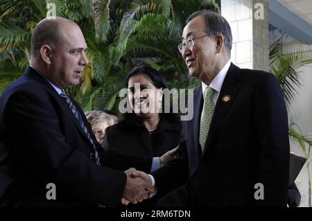 (140128) -- ARTEMISA, 28. Januar 2014 (Xinhua) -- UN-Generalsekretär Ban Ki-moon (R), schüttelt die Hände mit dem kubanischen Gesundheitsminister Roberto Morales Ojeda (L) während seines Besuchs an der Lateinamerikanischen Schule für Medizin (ELAM, für ihr Akronym auf Spanisch), in der Gemeinde Artemisa, Kuba, am 28. Januar 2014. (Xinhua/Str) (jg) (sp) KUBA-ARTEMISA-UN-POLITICS-BAN KI-Moon PUBLICATIONxNOTxINxCHN Artemisa Jan 28 2014 XINHUA UN-Generalsekretär Ban KI Moon r geht mit den kubanischen Gesundheitsministern Roberto Morales Ojeda l während seines Besuchs an der Lateinamerikanischen Schule für Medizin Elam S Hand Stockfoto