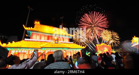 (140129) -- SINGAPUR, 29. Januar 2014 (Xinhua) -- Menschen beobachten das Feuerwerk am Fluss Hongbao in Singapur am 29. Januar 2014. Am Mittwoch findet die Eröffnungszeremonie des Lunar New Year Celebration River Hongbao statt. (Xinhua/Then Chih Wey) SINGAPUR-LUNAR NEUJAHRSFEIER PUBLICATIONxNOTxINxCHN Singapur Jan 29 2014 XINHUA Celebrities Schauen Sie sich das Feuerwerk AM Fluss Hongbao in Singapur AM 29 2014. Januar an die Lunar Neujahrsfeier in Hongbao findet AM Mittwoch seine Eröffnungszeremonie statt XINHUA und dann Chih Wey Singapore Lunar NOar Neujahrsfeier Stockfoto