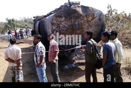 (140129) -- MUMBAI, 29. Januar 2014 (Xinhua) -- Menschen versammeln sich am Ort eines Unfalls im Landkreis Manor im westindischen Bundesstaat Maharashtra, 29. Januar 2014. Etwa acht Menschen wurden zu Tode verbrannt, während 14 andere bei einem Brand, der in einem Luxusbus im westindischen Bundesstaat Maharashtra in den frühen Morgenstunden des Mittwochs ausbrach, Verbrennungen erlitten, sagte ein hochrangiger Polizeibeamter. (Xinhua/Stringer) (jl) INDIEN-BUS UNFALL PUBLICATIONxNOTxINxCHN Mumbai Jan 29 2014 XINHUA Berühmtheiten versammeln sich AM Ort des Unfalls IM Manor District im westindischen Bundesstaat Maharashtra Jan 29 Stockfoto