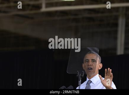 (140129) -- MARYLAND, 29. Januar 2014 (Xinhua) -- US-Präsident Barack Obama hält eine Rede zur Erhöhung des Bundesmindestlohns in einem lokalen Costco-Geschäft in Lanham, Maryland, USA, 29. Januar 2014. US-Präsident Barack Obama hat am Dienstag in seiner Rede zur Lage der Union zugesagt, mit der zunehmenden Einkommensungleichheit fertig zu werden, da die Wirtschaft ein Jahr des Durchbruchs einnimmt, während die Wohlstandslücke das Land zunehmend gespalten lässt. (Xinhua/Zhang Jun) U.S.-MARYLAND-POLITICS-OBAMA-STATE OF THE UNION ADDRESS PUBLICATIONxNOTxINxCHN Maryland Jan 29 2014 XINHUA US President Barack O Stockfoto