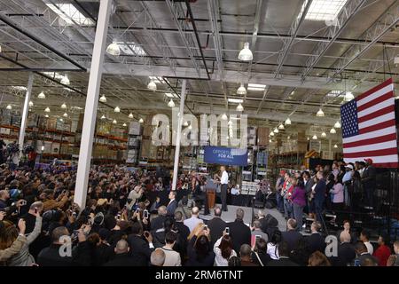 (140129) -- MARYLAND, 29. Januar 2014 (Xinhua) -- US-Präsident Barack Obama hält eine Rede zur Erhöhung des Bundesmindestlohns in einem lokalen Costco-Geschäft in Lanham, Maryland, USA, 29. Januar 2014. US-Präsident Barack Obama hat am Dienstag in seiner Rede zur Lage der Union zugesagt, mit der zunehmenden Einkommensungleichheit fertig zu werden, da die Wirtschaft ein Jahr des Durchbruchs einnimmt, während die Wohlstandslücke das Land zunehmend gespalten lässt. (Xinhua/Zhang Jun) U.S.-MARYLAND-POLITICS-OBAMA-STATE OF THE UNION ADDRESS PUBLICATIONxNOTxINxCHN Maryland Jan 29 2014 XINHUA US President Barack O Stockfoto