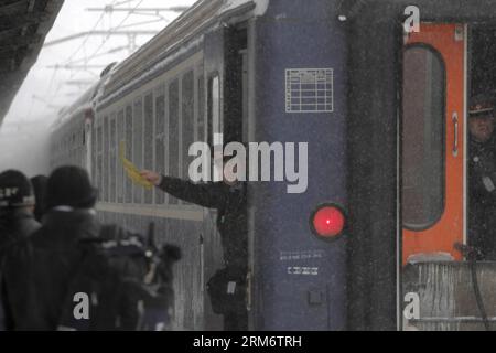 BUKAREST, 29. Januar 2014 (Xinhua) – Ein Zugmechaniker meldet, während der Zug am Hauptbahnhof in Bukarest, Der Hauptstadt Rumäniens, ankommt, 29. Januar 2014. Ein neuer schwerer Schneesturm am Mittwoch begann, die rumänische Hauptstadt sowie den Süden und Südosten zu treffen. Die rumänischen Behörden haben in vier weiteren Bezirken Ialomita, Calarasi, Constanta und Tulcea den Ausnahmezustand ausgerufen, um eine bessere Reaktion auf den aktuellen Schneesturm zu ermöglichen. (Xinhua/Gabriel Petrescu)(Axy) RUMÄNIEN-BUKAREST-SNOW EMERGENCY PUBLICATIONxNOTxINxCHN Bukarest Jan 29 2014 XINHUA ein Zugmechaniker Signal während der Zug Arr Stockfoto