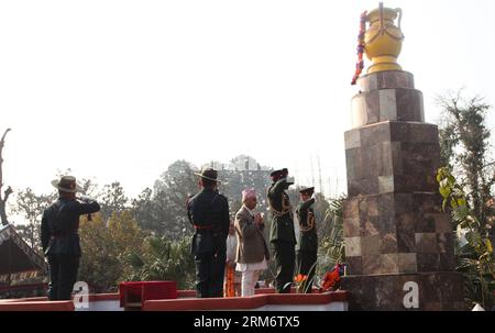 (140130) -- KATHMANDU, 30. Januar 2014 (Xinhua) -- Nepals Vorsitzender der Interimswahlregierung Khilraj Regmi (C) huldigt Märtyrern im Märtyrerdenkmal-Park in Kathmandu, Nepal, 30. Januar 2014. Der Märtyrertag wird im ganzen Land begangen, indem man an alle bekannten und unbekannten Personen erinnert, die ihr Leben für das Land opferten. (Xinhua/Sunil Sharma) NEPAL-KATHMANDU-MARTYR S DAY PUBLICATIONxNOTxINxCHN KATHMANDU Jan 30 2014 XINHUA Nepal S Vorsitzender der Übergangsregierung C huldigt den MÄRTYRERN IM Martyrs Memorial Park in Kathmandu Nepal Jan Stockfoto