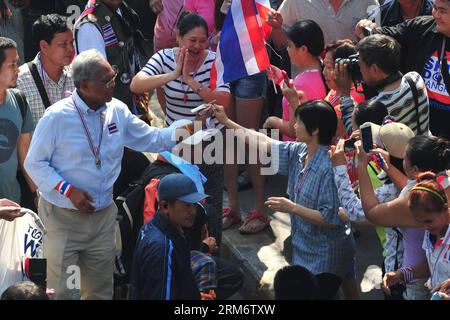 (140130) -- BANGKOK, 30. Januar 2014 (Xinhua) -- Thailands regierungsfeindlicher Protestführer Suthep Thaugsuban (3. L) begrüßt Unterstützer während einer Kundgebung auf der Sukumvit-Straße in Bangkok, der Hauptstadt Thailands, am 30. Januar 2014. (Xinhua/Rachen Sageamsak) THAILAND-BANGKOK-PROTEST PUBLICATIONxNOTxINxCHN BANGKOK Jan 30 2014 XINHUA Thai Country S Anti Government Protest Leader Suthep Thaugsuban 3rd l begrüßt Unterstützer während einer Demonstration AUF DER Straße in Bangkok Hauptstadt des thailändischen Landes Jan 30 2014 XINHUA Throat sageamsak Thai Country Bangkok Protest PUNOBLATINNCHxxN Stockfoto