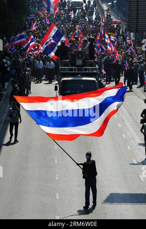 (140130) -- BANGKOK, 30. Januar 2014 (Xinhua) -- Anti-Regierungs-Demonstranten pfeifen während einer Kundgebung auf der Sukumvit-Straße in Bangkok, der Hauptstadt Thailands, am 30. Januar 2014. (Xinhua/Rachen Sageamsak) THAILAND-BANGKOK-PROTEST PUBLICATIONxNOTxINxCHN Bangkok Jan 30 2014 XINHUA Anti-Regierungs-Demonstranten pfeifen während einer Demonstration AUF DER Straße in Bangkok Hauptstadt des thailändischen Landes Jan 30 2014 XINHUA Throat Sageamsak Thai Country Bangkok Protest PUBLICATIONxNOTxINxCHN Stockfoto