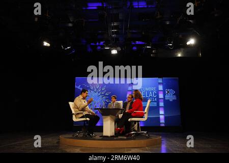 HAVANNA, 30. Januar 2014 (Xinhua) -- Venezuelas Präsident Nicolas Maduro (L) nimmt am 30. Januar 2014 an einem Interview im kubanischen Fernsehsender in Havanna, Kuba, Teil. Nicolas Maduro hob die Fortschritte hervor, die auf dem zweiten Gipfel der Gemeinschaft der lateinamerikanischen und karibischen Staaten (CELAC, spanisches Akronym), der am Mittwoch abgeschlossen wurde, zur Entkolonialisierung des Kontinents erzielt wurden. (Xinhua/Prensa Presidencial) (ctt) KUBA-HAVANNA-VENEZUELA-POLITICS-MADURO PUBLICATIONxNOTxINxCHN Havanna Jan 30 2014 XINHUA Venezuela S Präsident Nicolas Maduro l PA Stockfoto