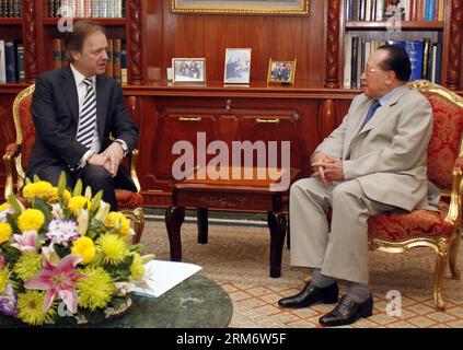 (140131) -- PHNOM PENH, 31. Januar 2014 (Xinhua) -- Kambodschanischer Stellvertretender Premierminister und Außenminister Hor Namhong (R) spricht mit dem britischen Staatsminister beim Foreign and Commonwealth Office (FCO) Hugo Swire in Phnom Penh, Kambodscha, 31. Januar 2014. Der stellvertretende kambodschanische Premierminister und Außenminister Hor Namhong sagte am Freitag, dass die wichtigste Oppositionspartei des Landes der Nationalversammlung beitreten sollte, wenn sie wirklich über eine Wahlreform oder eine Wiederwahl diskutieren will. (Xinhua/Sovannara)(ctt) KAMBODSCHA-PHNOM PENH-BRITAIN-STELLVERTRETENDE PM-SITZUNG PUBLICATIONxNOTxINxCHN Phnom Penh Jan 31 Stockfoto