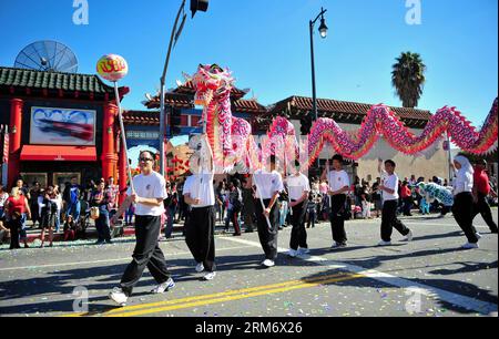 LOS ANGELES, (Xinhua) - Schauspieler spielen Drachentanz in der Golden Dragon Parade in Los Angeles, USA, 1. Februar 2014. Die 115. Golden Dragon Parade fand hier am Samstag statt, um das chinesische Neujahrsfest zu feiern. (Xinhua/Zhang Chaoqun) (lyx) U.S.-LOS ANGELES-CHINESE LUNAR NEW YEAR-GOLDEN DRAGON PARADE PUBLICATIONxNOTxINxCHN Los Angeles XINHUA Schauspieler führen Dragon Dance in der Golden Dragon Parade in Los Angeles die Vereinigten Staaten 1. Februar 2014 die 115. Golden Dragon Parade Was Held hier AM Samstag, um chinesisches Lunar New Year XINHUA Zhang Chaoqun lyx zu feiern US Los Angeles Chinesen Stockfoto