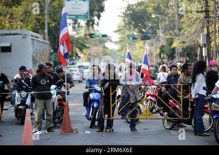 (140202) -- BANGKOK, 2. Februar 2014 (Xinhua) -- Anti-Regierungs-Demonstranten blockieren den Verkehr in der Nähe einer Wahlstation in Bangkok, Hauptstadt von Thailand, 2. Februar 2014. Rund 12 Millionen von insgesamt 48,77 Millionen Wahlberechtigten in Thailand haben bei den Parlamentswahlen am Sonntag, die um 15.00 Uhr Ortszeit abgeschlossen wurden, ihr Stimmrecht nicht ausgeübt, berichteten lokale Medien. (Xinhua/Gao Jianjun)(axy) THAILAND-BANGKOK-ELECTION-PROTEST PUBLICATIONxNOTxINxCHN Bangkok 2. Februar 2014 XINHUA Anti-Regierungs-Demonstranten blockieren den Verkehr in der Nähe einer WAHLSTATION in Bangkok Hauptstadt des thailändischen Landes 2. Februar 2014 um 12 Mio. Stockfoto