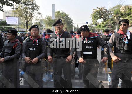 (140202) -- BANGKOK, 2. Februar 2014 (Xinhua) -- thailändische Aufständische stehen Wache auf einer Straße in der Nähe einer Wahlstation in Bangkok, Hauptstadt Thailands, 2. Februar 2014. Rund 12 Millionen von insgesamt 48,77 Millionen Wahlberechtigten in Thailand haben bei den Parlamentswahlen am Sonntag, die um 15.00 Uhr Ortszeit abgeschlossen wurden, ihr Stimmrecht nicht ausgeübt, berichteten lokale Medien. (Xinhua/Gao Jianjun)(axy) THAILAND-BANGKOK-ELECTION-PROTEST PUBLICATIONxNOTxINxCHN Bangkok 2. Februar 2014 XINHUA Thai Riot Polizist steht Wachposten AUF einer Straße in der Nähe einer Wahlstation in Bangkok Hauptstadt des thailändischen Landes 2. Februar 2014 aroun Stockfoto