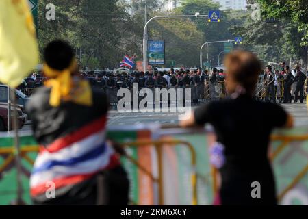 (140202) -- BANGKOK, 2. Februar 2014 (Xinhua) -- Anti-Regierungs-Demonstranten blockieren den Verkehr in der Nähe einer Wahlstation in Bangkok, Hauptstadt von Thailand, 2. Februar 2014. Rund 12 Millionen von insgesamt 48,77 Millionen Wahlberechtigten in Thailand haben bei den Parlamentswahlen am Sonntag, die um 15.00 Uhr Ortszeit abgeschlossen wurden, ihr Stimmrecht nicht ausgeübt, berichteten lokale Medien. (Xinhua/Gao Jianjun)(axy) THAILAND-BANGKOK-ELECTION-PROTEST PUBLICATIONxNOTxINxCHN Bangkok 2. Februar 2014 XINHUA Anti-Regierungs-Demonstranten blockieren den Verkehr in der Nähe einer WAHLSTATION in Bangkok Hauptstadt des thailändischen Landes 2. Februar 2014 um 12 Mio. Stockfoto