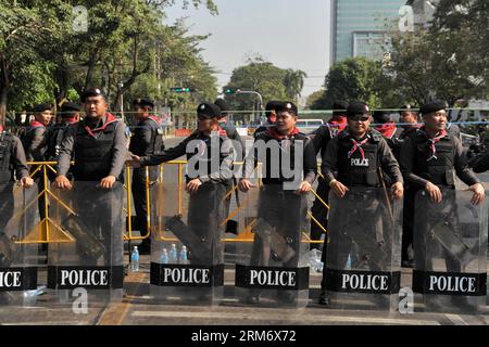 (140202) -- BANGKOK, 2. Februar 2014 (Xinhua) -- thailändische Aufständische stehen Wache auf einer Straße in der Nähe einer Wahlstation in Bangkok, Hauptstadt Thailands, 2. Februar 2014. Rund 12 Millionen von insgesamt 48,77 Millionen Wahlberechtigten in Thailand haben bei den Parlamentswahlen am Sonntag, die um 15.00 Uhr Ortszeit abgeschlossen wurden, ihr Stimmrecht nicht ausgeübt, berichteten lokale Medien. (Xinhua/Gao Jianjun)(axy) THAILAND-BANGKOK-ELECTION-PROTEST PUBLICATIONxNOTxINxCHN Bangkok 2. Februar 2014 XINHUA Thai Riot Polizist steht Wachposten AUF einer Straße in der Nähe einer Wahlstation in Bangkok Hauptstadt des thailändischen Landes 2. Februar 2014 aroun Stockfoto