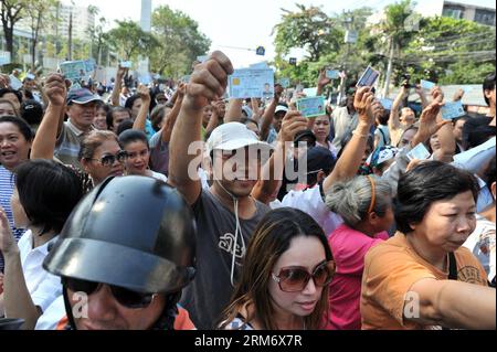 (140202) -- BANGKOK, 2. Februar 2014 (Xinhua) -- Wähler halten ihre Personalausweise auf einer Straße in der Nähe einer Wahlstation, wo regierungsfeindliche Demonstranten die ein- und Ausgänge in Bangkok, der Hauptstadt Thailands, am 2. Februar 2014 blockiert haben. Rund 12 Millionen von insgesamt 48,77 Millionen Wahlberechtigten in Thailand haben bei den Parlamentswahlen am Sonntag, die um 15.00 Uhr Ortszeit abgeschlossen wurden, ihr Stimmrecht nicht ausgeübt, berichteten lokale Medien. (Xinhua/Gao Jianjun)(Axy) THAILAND-BANGKOK-ELECTION-PROTEST PUBLICATIONxNOTxINxCHN Bangkok 2. Februar 2014 XINHUA Wähler halten ihre Ausweiskarten AUF einer Straße in der Nähe eines Polling Sta Stockfoto