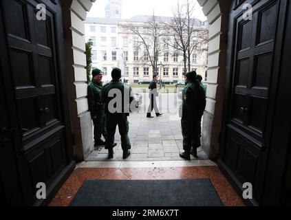 (140202) -- MÜNCHEN, (Xinhua) -- Ein Mitarbeiter geht am Veranstaltungsort der Münchner Sicherheitskonferenz am 2. Februar 2014 von Polizeibeamten zu Fuß durch. (Xinhua/MSC/Mueller)(axy) GERMANY-MUNICH-SECURITY CONFERENCE PUBLICATIONxNOTxINxCHN Munich XINHUA ein Mitarbeiter geht AM Veranstaltungsort der Münchner Sicherheitskonferenz in München Deutschland AM 2. Februar 2014 auf Polizeibeamten zu Fuß XINHUA MSC Mueller axy Germany Munich Security Conference PUBLICATIONxNOTxINxCHN Stockfoto