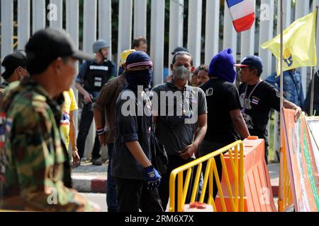 (140202) -- BANGKOK, 2. Februar 2014 (Xinhua) -- Anti-Regierungs-Demonstranten blockieren den Verkehr in der Nähe einer Wahlstation in Bangkok, Hauptstadt von Thailand, 2. Februar 2014. Rund 12 Millionen von insgesamt 48,77 Millionen Wahlberechtigten in Thailand haben bei den Parlamentswahlen am Sonntag, die um 15.00 Uhr Ortszeit abgeschlossen wurden, ihr Stimmrecht nicht ausgeübt, berichteten lokale Medien. (Xinhua/Gao Jianjun)(axy) THAILAND-BANGKOK-ELECTION-PROTEST PUBLICATIONxNOTxINxCHN Bangkok 2. Februar 2014 XINHUA Anti-Regierungs-Demonstranten blockieren den Verkehr in der Nähe einer WAHLSTATION in Bangkok Hauptstadt des thailändischen Landes 2. Februar 2014 um 12 Mio. Stockfoto