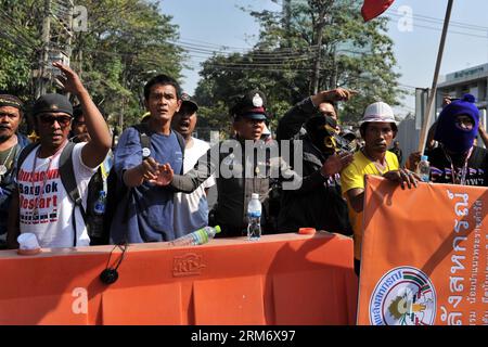 (140202) -- BANGKOK, 2. Februar 2014 (Xinhua) -- regierungsfeindliche Demonstranten schreien Wähler an, während sie versuchen, sie daran zu hindern, in der Nähe einer Wahlstation in Bangkok, der Hauptstadt Thailands, am 2. Februar 2014 zu wählen. Rund 12 Millionen von insgesamt 48,77 Millionen Wahlberechtigten in Thailand haben bei den Parlamentswahlen am Sonntag, die um 15.00 Uhr Ortszeit abgeschlossen wurden, ihr Stimmrecht nicht ausgeübt, berichteten lokale Medien. (Xinhua/Gao Jianjun)(Axy) THAILAND-BANGKOK-ELECTION-PROTEST PUBLICATIONxNOTxINxCHN Bangkok 2. Februar 2014 XINHUA Anti-Regierungs-Demonstranten rufen Wähler AN, während sie versuchen, SIE daran ZU hindern, ne ZU wählen Stockfoto