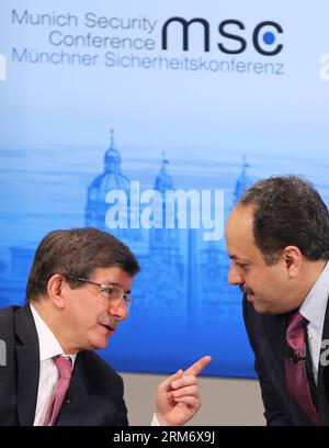 (140202) -- MÜNCHEN, 2. Februar 2014 (Xinhua) -- der türkische Außenminister Ahmet Davutoglu (L) spricht mit dem Außenminister Katars, Khaled al-Attiyah, während einer Sitzung der Münchner Sicherheitskonferenz am 2. Februar 2014 in München. Die 50. Münchner Sicherheitskonferenz startete am Freitagnachmittag in der süddeutschen Stadt München und findet bis Sonntag statt. (Xinhua/Zhang Fan)(Axy) DEUTSCHLAND-MÜNCHEN-SICHERHEITSKONFERENZ PUBLICATIONxNOTxINxCHN München 2. Februar 2014 XINHUA Türkische Außenminister Ahmet l spricht mit den katarischen Staatsministern für auswärtige Angelegenheiten Khaled Stockfoto