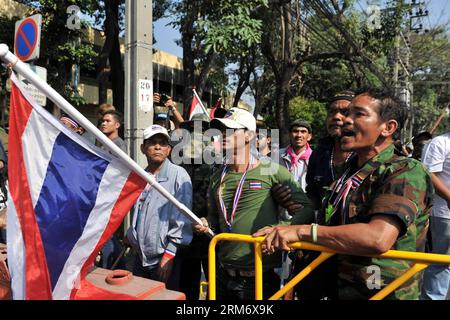 (140202) -- BANGKOK, 2. Februar 2014 (Xinhua) -- regierungsfeindliche Demonstranten schreien Wähler an, während sie versuchen, sie daran zu hindern, in der Nähe einer Wahlstation in Bangkok, der Hauptstadt Thailands, am 2. Februar 2014 zu wählen. Rund 12 Millionen von insgesamt 48,77 Millionen Wahlberechtigten in Thailand haben bei den Parlamentswahlen am Sonntag, die um 15.00 Uhr Ortszeit abgeschlossen wurden, ihr Stimmrecht nicht ausgeübt, berichteten lokale Medien. (Xinhua/Gao Jianjun)(Axy) THAILAND-BANGKOK-ELECTION-PROTEST PUBLICATIONxNOTxINxCHN Bangkok 2. Februar 2014 XINHUA Anti-Regierungs-Demonstranten rufen Wähler AN, während sie versuchen, SIE daran ZU hindern, ne ZU wählen Stockfoto