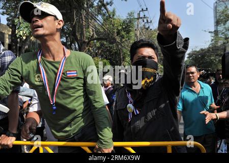 (140202) -- BANGKOK, 2. Februar 2014 (Xinhua) -- regierungsfeindliche Demonstranten schreien Wähler an, während sie versuchen, sie daran zu hindern, in der Nähe einer Wahlstation in Bangkok, der Hauptstadt Thailands, am 2. Februar 2014 zu wählen. Rund 12 Millionen von insgesamt 48,77 Millionen Wahlberechtigten in Thailand haben bei den Parlamentswahlen am Sonntag, die um 15.00 Uhr Ortszeit abgeschlossen wurden, ihr Stimmrecht nicht ausgeübt, berichteten lokale Medien. (Xinhua/Gao Jianjun)(Axy) THAILAND-BANGKOK-ELECTION-PROTEST PUBLICATIONxNOTxINxCHN Bangkok 2. Februar 2014 XINHUA Anti-Regierungs-Demonstranten rufen Wähler AN, während sie versuchen, SIE daran ZU hindern, ne ZU wählen Stockfoto