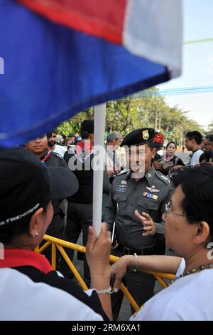 (140202) -- BANGKOK, 2. Februar 2014 (Xinhua) -- Ein Polizeibeamter spricht mit zwei Wählern auf einer Straße in der Nähe einer Wahlstation in Bangkok, Hauptstadt Thailands, 2. Februar 2014. Rund 12 Millionen von insgesamt 48,77 Millionen Wahlberechtigten in Thailand haben bei den Parlamentswahlen am Sonntag, die um 15.00 Uhr Ortszeit abgeschlossen wurden, ihr Stimmrecht nicht ausgeübt, berichteten lokale Medien. (Xinhua/Gao Jianjun)(axy) THAILAND-BANGKOK-ELECTION-PROTEST PUBLICATIONxNOTxINxCHN Bangkok 2. Februar 2014 XINHUA ein Polizeibeamter spricht mit zwei Wählern AUF einer Straße in der Nähe einer Wahlstation in Bangkok Hauptstadt des thailändischen Landes 2. Februar Stockfoto