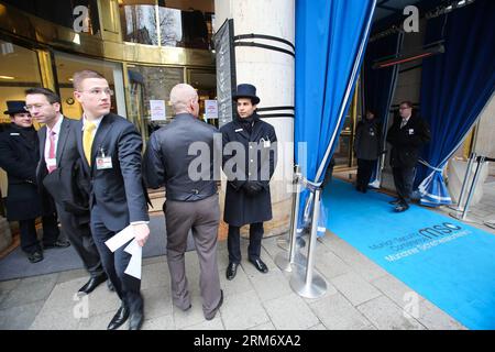 (140202) -- MÜNCHEN, (Xinhua) -- Mitarbeiter versammeln sich am 2. Februar 2014 vor dem Haupteingang des Veranstaltungsortes der Münchner Sicherheitskonferenz in München. (Xinhua/MSC/Mueller)(axy) GERMANY-MUNICH-SECURITY CONFERENCE PUBLICATIONxNOTxINxCHN Munich XINHUA-Mitarbeiter treffen sich AM 2. Februar 2014 vor dem Haupteingang des Veranstaltungsortes der Münchner Sicherheitskonferenz in München Deutschland XINHUA MSC Mueller axy Germany Munich Security Conference PUBLICATIONxNOTxINxCHN Stockfoto