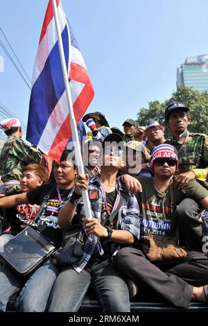 (140202) -- BANGKOK, 2. Februar 2014 (Xinhua) -- regierungsfeindliche Demonstranten verlassen eine Wahlstation, die am 2. Februar 2014 in Bangkok, der Hauptstadt Thailands, geschlossen wurde. Rund 12 Millionen von insgesamt 48,77 Millionen Wahlberechtigten in Thailand haben bei den Parlamentswahlen am Sonntag, die um 15.00 Uhr Ortszeit abgeschlossen wurden, ihr Stimmrecht nicht ausgeübt, berichteten lokale Medien. (Xinhua/Gao Jianjun)(axy) THAILAND-BANGKOK-ELECTION-PROTEST PUBLICATIONxNOTxINxCHN Bangkok 2. Februar 2014 XINHUA Anti-Regierungs-Demonstranten verlassen eine WAHLSTATION, die in Bangkok Hauptstadt des thailändischen Landes 2. Februar 2014 Aro geschlossen hat Stockfoto