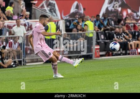 Harrison, USA. 26. August 2023. Jordi Alba (18) von Inter Miami kicks Ball während des regulären MLS-Saisonspiels gegen die Red Bulls in der Red Bull Arena in Harrison, New Jersey am 26. August 2023. Das Stadion war ausverkauft, da die Zuschauer Lionel Messi bei den Spielen beobachten wollten. Inter gewann 2 - 0. (Foto: Lev Radin/SIPA USA) Credit: SIPA USA/Alamy Live News Stockfoto