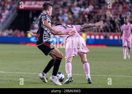 Harrison, USA. 26. August 2023. Lionel Messi (10) von Inter Miami kontrolliert den Ball während des regulären MLS-Saisonspiels gegen die Red Bulls in der Red Bull Arena in Harrison, New Jersey am 26. August 2023. Das Stadion war ausverkauft, da die Zuschauer Lionel Messi bei den Spielen beobachten wollten. Inter gewann 2 - 0. (Foto: Lev Radin/SIPA USA) Credit: SIPA USA/Alamy Live News Stockfoto