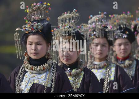 RONGJIANG – die Menschen der ethnischen Gruppe Dong nehmen an einer gemeinsamen Singen- und Tanzaktivität im Dorf Baoli im Kreis Rongjiang, Provinz Guizhou im Südwesten Chinas, Teil, 3. Februar 2014. Die Volksgruppe Dong feierte das Frühlingsfest am Montag mit Gesang und Tanz. (Xinhua/Qin Gang) (zgp) CHINA-GUIZHOU-DONG ETHNIC GROUP-SPRING FESTIVAL (CN) PUBLICATIONxNOTxINxCHN Rongjiang Prominente der Dong Ethnic Group nehmen Teil an einer Gruppe SINGEN und Tanzen Aktivität im Baoli Dorf im Rongjiang County Südwesten Chinas S Guizhou Provinz 3. Februar 2014 Prominente der Dong Ethnic Group Stockfoto