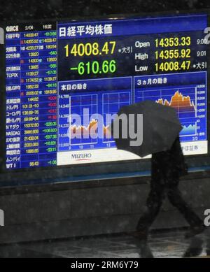 (140204) -- TOKYO, Feb. 4, 2014 (Xinhua) -- A man walks past an electronic board showing the stock index in Tokyo, Japan, Feb. 4, 2014. Tokyo stocks tumbled on Tuesday, with the Nikkei index ending 4.18 percent lower, hitting the lowest closing level since last October. The 225-issue Nikkei Stock Average dived 610.66 points, from Monday at 14,008.47, its lowest finish since Oct. 8. (Xinhua/Stringer) JAPAN-TOKYO-NIKKEI PUBLICATIONxNOTxINxCHN   Tokyo Feb 4 2014 XINHUA a Man Walks Past to Electronic Board showing The Stick Index in Tokyo Japan Feb 4 2014 Tokyo Stocks tumbled ON Tuesday With The N Stockfoto