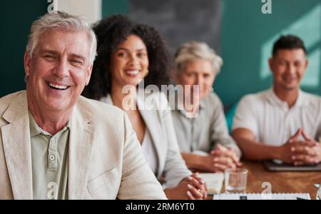 Besprechung, Manager und Porträt von Geschäftsleuten im Büro zur Diskussion über das Corporate Finance-Projekt. Lächeln, glücklich und leitende Führungskraft mit Team von Stockfoto