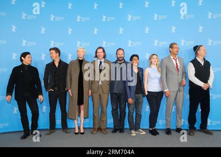 (140206) -- BERLIN, 6. Februar 2014 (Xinhua) -- (von L nach R) Willem Dafoe, Edward Norton, Tilda Swinton, Regisseur Wes Anderson, Ralph Fiennes, Tony Revolori, Saoirse Ronan, Jeff Goldblum und Bill Murray posieren für Fotos während eines Fotogesprächs, um den Film The Grand Budapest Hotel auf dem 64. Berlinale International Film Festival in Berlin am 6. Februar 2014 zu bewerben. (Xinhua/Zhang Fan) DEUTSCHLAND-BERLIN-BERLINANLE FILM FESTIVAL PUBLICATIONxNOTxINxCHN Berlin 6. Februar 2014 XINHUA von l bis r Willem Dafoe Edward Norton Tilda Swinton Regisseur Wes Anderson sagte Ralph Fiennes Tony Saoirse Ronan Jeff Gol Stockfoto