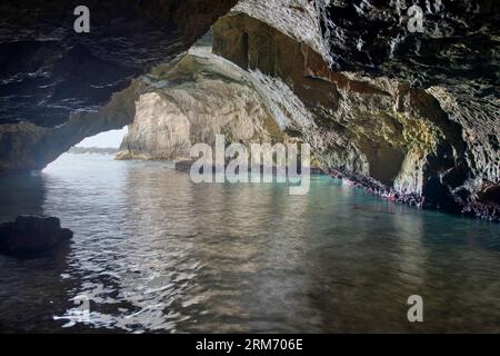 Die Küste zwischen Otranto und San Foca hat Klippen mit zahlreichen natürlichen Löchern oder Löchern, die im Mittelalter von Menschen gegraben wurden Stockfoto