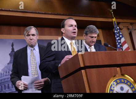 (140206) -- WASHINGTON D.C., 6. Februar 2014 (Xinhua) -- (L-R) US-Senatoren Jeff Merkley (D-OR), Mike Lee (R-UT) und Joe Manchin (D-WV) nehmen an einer Pressekonferenz Teil, um die Einführung der parteiübergreifenden Resolution des Senats zu erörtern, die die Zustimmung des Kongresses für jede militärische Mission in Afghanistan nach 2014 auf dem Capitol Hill in Washington D.C., der Hauptstadt der Vereinigten Staaten, erfordern würde, am 6. Februar 2014. (Xinhua/Zhang Jun) US-WASHINGTON-AFGHANISTAN-RESOLUTION PUBLICATIONxNOTxINxCHN Washington D C Feb 6 2014 XINHUA l an r US-Senator Jeff Merkley D oder Mike Lee r UT und Joe Manchin D WV besuchen A New Stockfoto