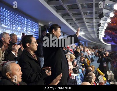 Der chinesische Präsident Xi Jinping (C) winkt der chinesischen Delegation bei den Olympischen Winterspielen während der Eröffnungszeremonie der 22. Olympischen Winterspiele in Sotschi, Russland, am 7. Februar 2014 zu. Die 22. Olympischen Winterspiele eröffneten am Freitagabend in einer spektakulären Zeremonie. Der chinesische Präsident Xi Jinping nahm auf Einladung seines russischen Amtskollegen Wladimir Putin an der Zeremonie Teil. (Xinhua/Lan Hongguang) (zwx) (FOCUS)RUSSLAND-SOTSCHI-CHINA-XI JINPING-WINTER OLYMPISCHE SPIELE-ERÖFFNUNG(CN) PUBLICATIONxNOTxINxCHN der chinesische Präsident Xi Jinping C winkt während der Eröffnungszeremonie von der chinesischen Delegation der Olympischen WINTERSPIELE zu Stockfoto