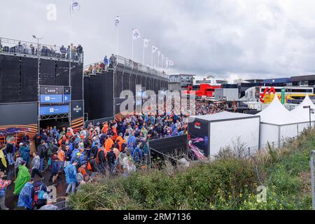 ZANDVOORT, NIEDERLANDE - AUGUST 26: Fans hinter den Tribünen während des niederländischen GP Formel 1 und auf dem Circuit Zandvoort am 26. August 2023 in Zandvoo Stockfoto