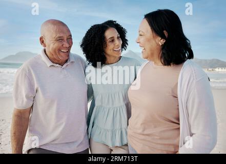 Glückliche Familie, Strand und Frau mit älteren Eltern umarmen, lachen und verbinden sich in der Natur. Lächeln, lieben und lachen älteres Paar mit erwachsener Tochter Stockfoto
