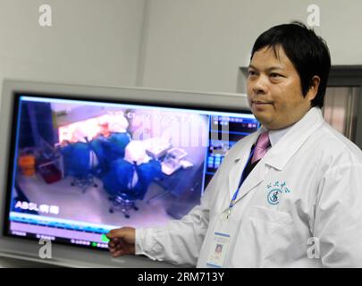 (140208) -- SHANGHAI, 8. Februar 2014 (Xinhua) -- Professor Xu Jianqing stellt die Entwicklung der Forschung über den Vogelgrippe-Impfstoff H7N9 am Shanghai Public Health Clinical Center in Shanghai, Ostchina, 8. Februar 2014 vor. Beamte des Shanghai Public Health Clinical Center gaben bekannt, dass ihr gentechnisch hergestellter Impfstoff gegen die Vogelgrippe H7N9 die ersten Tierversuche an Labormäusen bestanden hat. (Xinhua/Liu Ying) (zgp) CHINA-SHANGHAI-H7N9 VOGELGRIPPE-IMPFSTOFF (CN) PUBLICATIONxNOTxINxCHN Shanghai 8. Februar 2014 XINHUA Professor Xu Jian Qing stellt die Entwicklung der Forschung ÜBER Vogelgrippe Vacci vor Stockfoto