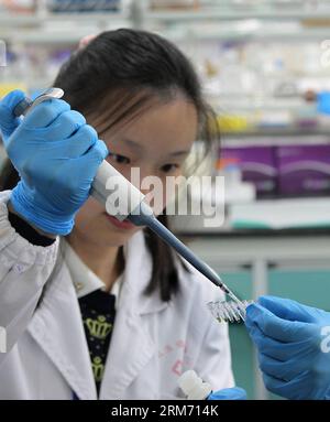 (140208) -- SHANGHAI, 8. Februar 2014 (Xinhua) -- Ein Forscher führt Experimente mit H7N9 Vogelgrippe-Impfstoff im Shanghai Public Health Clinical Center in Shanghai, Ostchina, 8. Februar 2014 durch. Beamte des Shanghai Public Health Clinical Center gaben bekannt, dass ihr gentechnisch hergestellter Impfstoff gegen die Vogelgrippe H7N9 die ersten Tierversuche an Labormäusen bestanden hat. (Xinhua/Liu Ying) (zgp) CHINA-SHANGHAI-H7N9 VOGELGRIPPE-IMPFSTOFF (CN) PUBLICATIONxNOTxINxCHN Shanghai 8. Februar 2014 XINHUA ein Forscher führt Experimente MIT Vogelgrippe-Impfstoff IM Shanghai Public Health Clinical Center in Shanghai EA durch Stockfoto