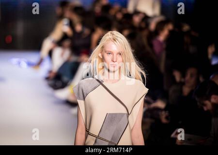 (140208) -- NEW YORK, 8. Februar 2014 (Xinhua) -- Ein Model spaziert auf dem Laufsteg einer LACOSTE Fashion Show während der Mercedes-Benz Fashion Week in New York, USA, am 8. Februar 2014. (Xinhua/Niu Xiaolei) US-NEW YORK-FASHION WEEK-LACOSTE PUBLICATIONxNOTxINxCHN New York Feb 8 2014 XINHUA A Model Walks AUF der Laufsteg AUF einer Lacoste Fashion Show während der Mercedes Benz Fashion Week in New York die Vereinigten Staaten AM 8. Februar 2014 XINHUA Niu Xiaolei U.S. New York Fashion Week LacICATIONUxBLINN Stockfoto