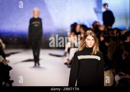 (140208) -- NEW YORK, 8. Februar 2014 (Xinhua) -- Ein Model spaziert auf dem Laufsteg einer LACOSTE Fashion Show während der Mercedes-Benz Fashion Week in New York, USA, am 8. Februar 2014. (Xinhua/Niu Xiaolei) US-NEW YORK-FASHION WEEK-LACOSTE PUBLICATIONxNOTxINxCHN New York Feb 8 2014 XINHUA A Model Walks AUF der Laufsteg AUF einer Lacoste Fashion Show während der Mercedes Benz Fashion Week in New York die Vereinigten Staaten AM 8. Februar 2014 XINHUA Niu Xiaolei U.S. New York Fashion Week LacICATIONUxBLINN Stockfoto