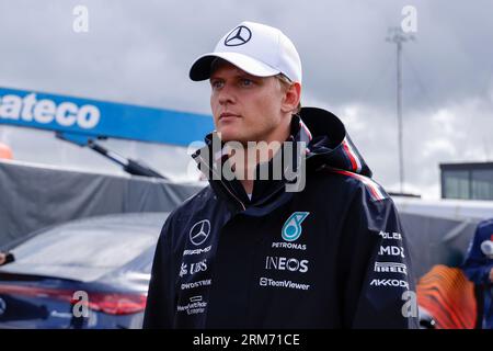 ZANDVOORT, NIEDERLANDE - AUGUST 26: Reservefahrer Mick Schumacher vom Mercedes-AMG PETRONAS F1 Team schaut während des niederländischen GP Formel 1 und auf CI Stockfoto