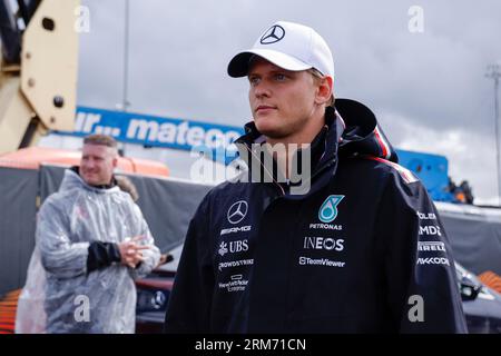 ZANDVOORT, NIEDERLANDE - AUGUST 26: Reservefahrer Mick Schumacher vom Mercedes-AMG PETRONAS F1 Team schaut während des niederländischen GP Formel 1 und auf CI Stockfoto