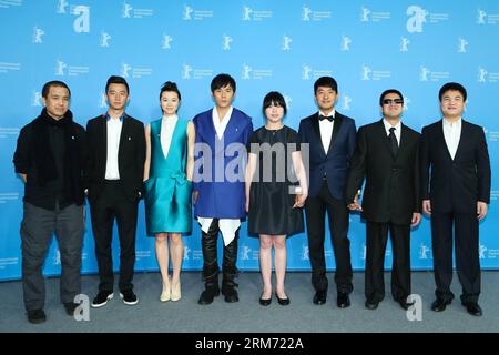 (140210) -- BERLIN, 10. Februar 2014 (Xinhua) -- Regisseur Lou YE und Schauspieler Huang Xuan, Schauspielerin Huang Lu, Schauspieler Qin Hao, Schauspielerin Zhang Lei, Schauspieler Guo Xiaodong, MU Huaipeng und Wang Zhihua (von L bis R) posieren für Fotos während eines Fotogesprächs zur Förderung des Films Blindenmassage auf dem 64. Berlinale International Film Festival in Berlin am 10. Februar 2013. Blind Massage ist einer der drei chinesischen Filme, die um Preise im Wettbewerbsprogramm wetteifern. (Xinhua/Zhang Fan) (djj) DEUTSCHLAND-BERLIN-BERLINALE-BLINDMASSAGE PUBLICATIONxNOTxINxCHN 140210 Berlin Feb 10 2014 XINHUA Regisseur Lou YE und Schauspieler Hua Stockfoto