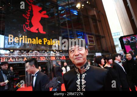 (140210) -- BERLIN, 10. Februar 2014 (Xinhua) -- Schauspieler Guo Xiaodong kommt am 10. Februar 2013 auf dem roten Teppich zur Weltpremiere des Films Blindenmassage auf dem 64. Berlinale International Film Festival in Berlin. Blind Massage ist einer der drei chinesischen Filme, die um Preise im Wettbewerbsprogramm wetteifern. (Xinhua/Zhang Fan) DEUTSCHLAND-BERLIN-BERLINALE-BLINDE MASSAGE PUBLICATIONxNOTxINxCHN 140210 Berlin 10. Februar 2014 XINHUA-Schauspieler Guo Xiaodong kommt AUF dem Roten Teppich zur Weltpremiere der Film Blind Massage AUF dem 64. Berlinale International Film Festival in Berlin Deutschland Stockfoto