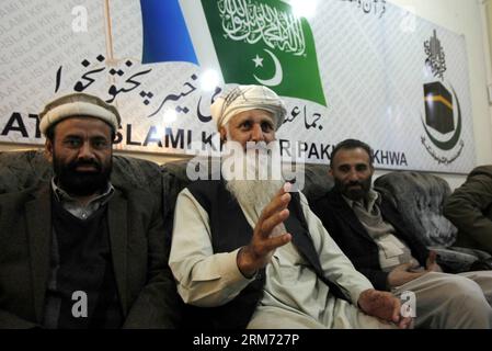 (140210) -- PESHAWAR, 10. Februar 2014 (Xinhua) -- Tehreek-e-Taliban Pakistan (TTP)-Komitee-Mitglied Professor Ibrahim Khan (C) spricht am 10. Februar 2014 mit den Medien im nordwestpakistanischen Peshawar. Prof. Ibrahim äußerte sich zufrieden über das Ergebnis seiner Gespräche mit den Mitgliedern des politischen Komitees der Taliban in der Stammesregion Waziristan. (Xinhua/Umar Qayyum) PAKISTAN-PESHAWAR-TALIBAN-GESPRÄCHE PUBLICATIONxNOTxINxCHN 140210 Peshawar 10. Februar 2014 XINHUA Tehreek e Taliban Pakistan TTP-Komitee-Mitglied Professor Ibrahim Khan C spricht mit Medien im Nordwesten Pakistans S Peshawar AM 10. Februar 2014 Prof Ibrahim e Stockfoto