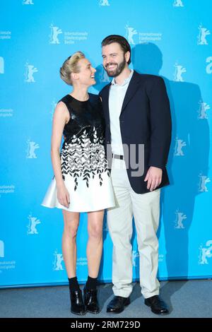 (140210) -- BERLIN, 10. Februar 2014 (Xinhua) -- Schauspielerin Diane Kruger (L) und Regisseur A.J Edwards posieren für Fotos während eines Fotobesuchs zur Förderung des Films die besseren Engel auf dem 64. Berlinale Internationalen Filmfestival in Berlin, Deutschland, am 10. Februar 2013. (Lüfter Xinhua/Zhang) DEUTSCHLAND-BERLIN-BERLINALE-THE BETTER ANGLES PUBLICATIONxNOTxINxCHN 140210 Berlin Feb 10 2014 XINHUA Schauspielerin Diane Kruger l und Regisseurin A J Edwards posieren für Fotos während eines Fotoaufrufs zur Förderung des Films The Better Angels BEIM 64. Berlinale International Film Festival in Berlin AM 10. Februar 2013 XINHUA Zhang sup Stockfoto