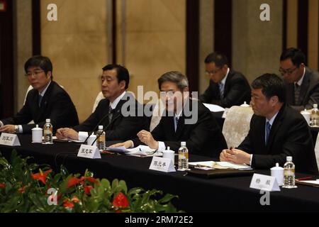 (140211) -- NANJING, 11. Februar 2014 (Xinhua) -- Zhang Zhijun (2. R Front), Leiter des Büros für Taiwan-Angelegenheiten des Staatsrats, hält eine Eröffnungsrede während des formellen Treffens mit Wang Yu-Chi (nicht abgebildet), Taiwans Chef für Festlandangelegenheiten, in Nanjing, der Hauptstadt der ostchinesischen Provinz Jiangsu, am 11. Februar 2014. Das chinesische Festland und Taiwans Chefbeamte, die für Angelegenheiten jenseits der Straße zuständig sind, trafen sich hier am 11. Februar Nachmittag zum ersten Mal seit 1949. (Xinhua/Shen Bohan) (lfj) (FOCUS)CHINA-NANJING-WANG YU-CHI-FESTLAND BESUCH (CN) PUBLICATIONxNOTxINxCHN Nanjing 11. Februar 2014 XINHUA Zhang Zhijun Stockfoto